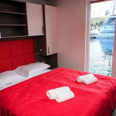 Floating House Sea Queen Ferienhaus *