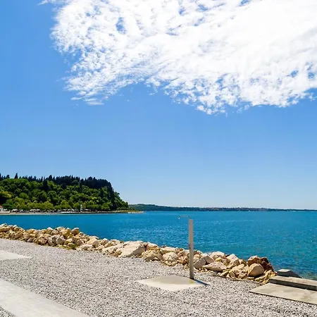 Floating House Sea Queen Portorož