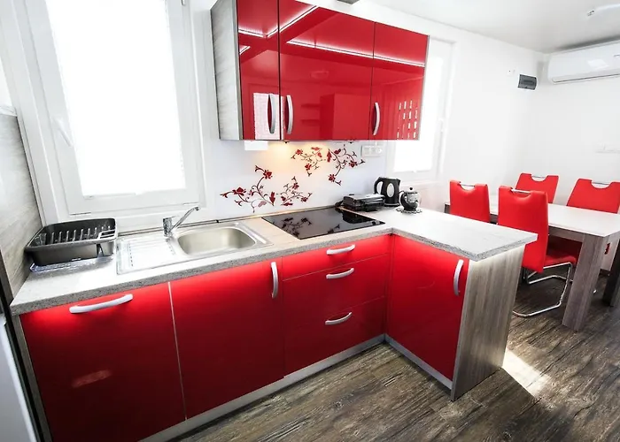 Floating House Sea Queen ポルトローシュ