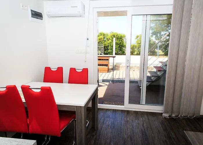 Floating House Sea Queen ポルトローシュ