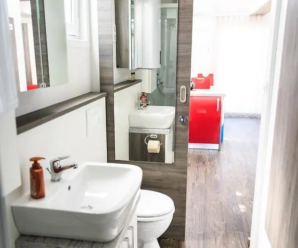 別荘 Floating House Sea Queen ポルトローシュ