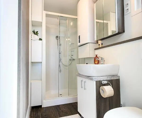 Floating House Sea Queen ポルトローシュ