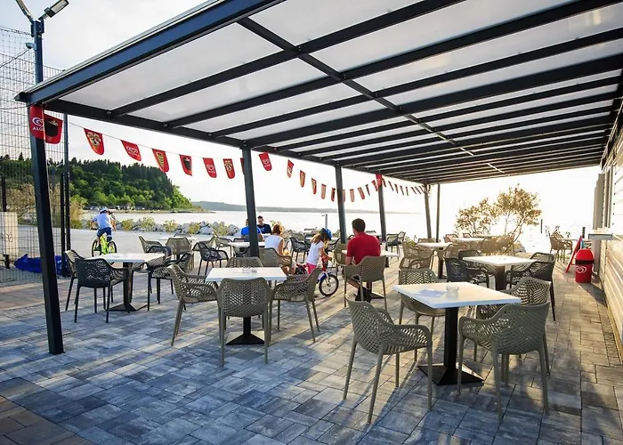 Floating House Sea Queen 別荘 ポルトローシュ