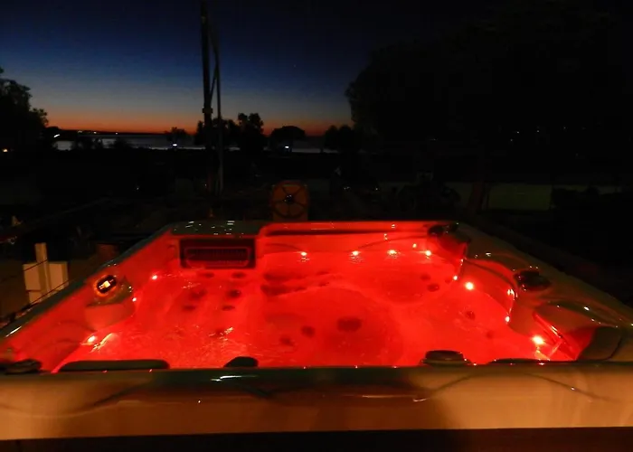 Floating House Sea Queen ポルトローシュ