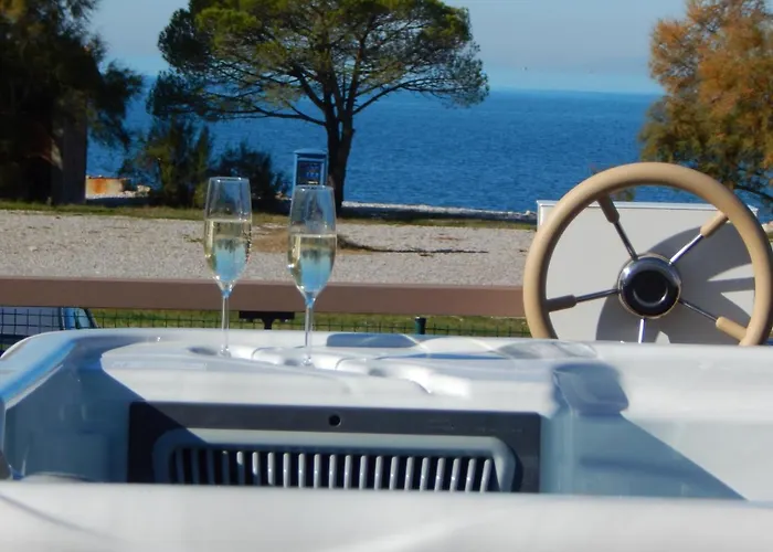 Floating House Sea Queen * ポルトローシュ