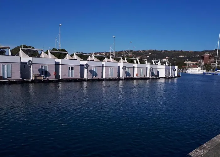 別荘 Floating House Sea Queen