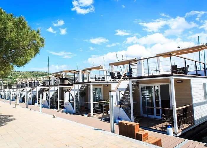 Floating House Sea Queen * ポルトローシュ